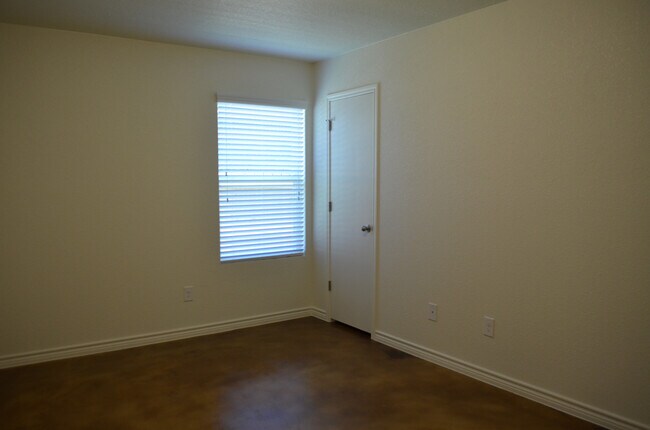 Building Photo - 914 Maplewood Dr