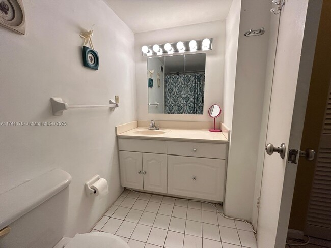 Building Photo - 2899 Collins Ave