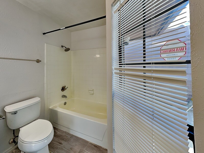 Building Photo - 422 Dollins St