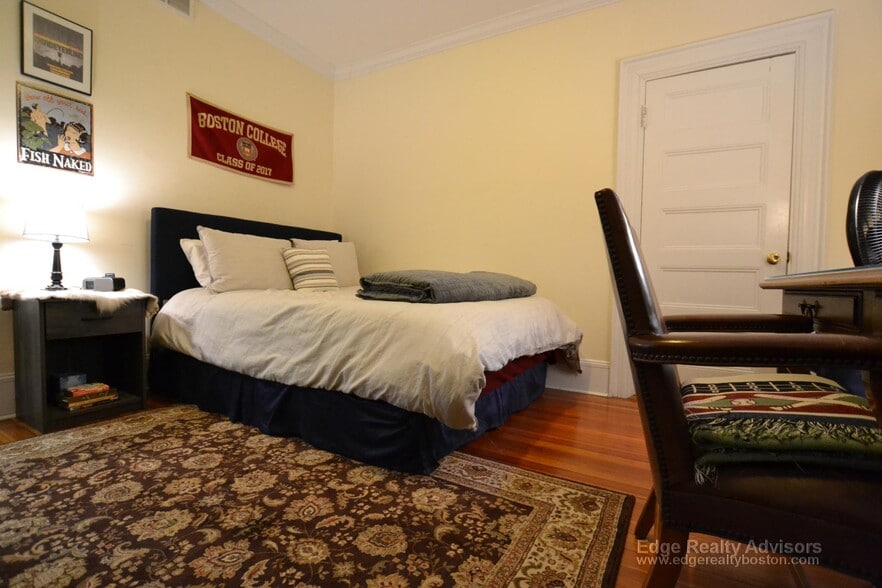 Building Photo - 18 Sutherland Rd