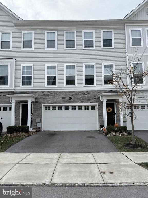 Building Photo - 214 Red Leaf Ln