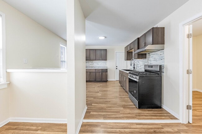 Building Photo - 420 N Lockwood Ave