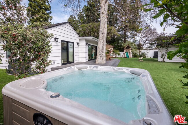 Building Photo - 527 S Bentley Ave