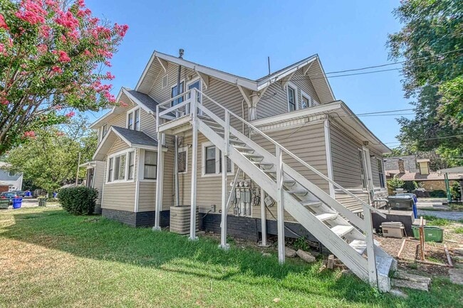 Building Photo - 464 College Ave