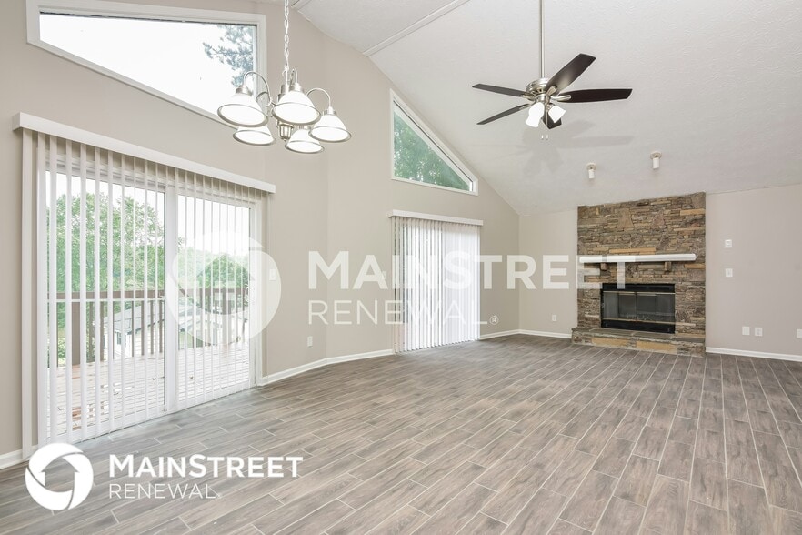 Building Photo - 657 Lake Dr SW