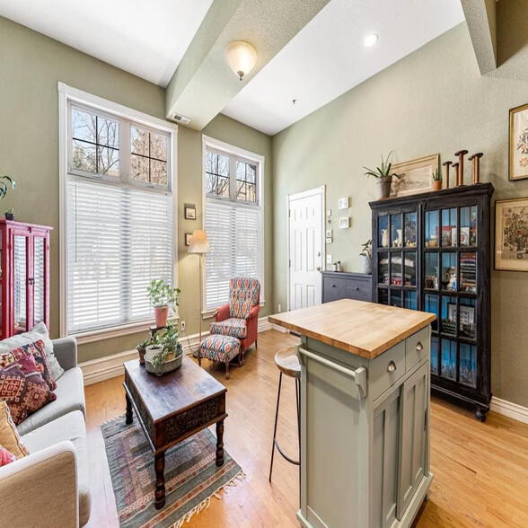 Building Photo - 800 E 18th Ave