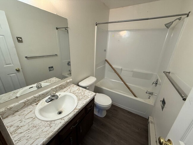 Building Photo - 422-428 8th Ave NE