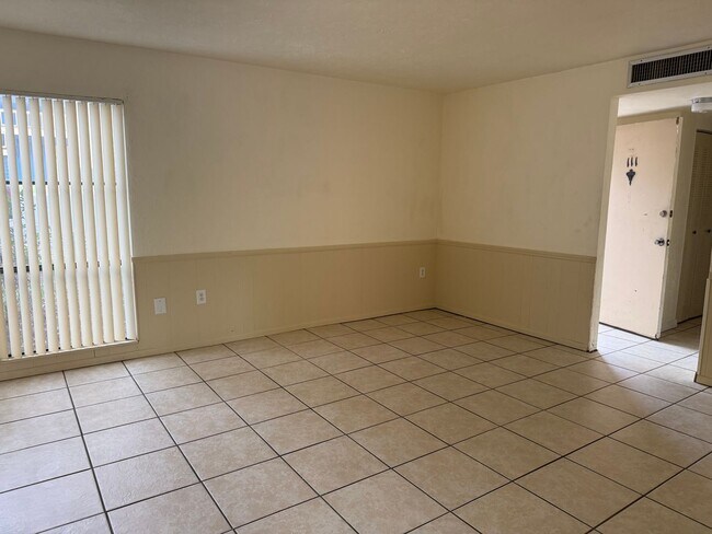 Building Photo - * MOVE IN SPECIAL * 1/2 OFF 2ND MONTH'S RENT!! Spacious 1,226 SF Unit - 2 bd / 2 ba near UF - Bra...
