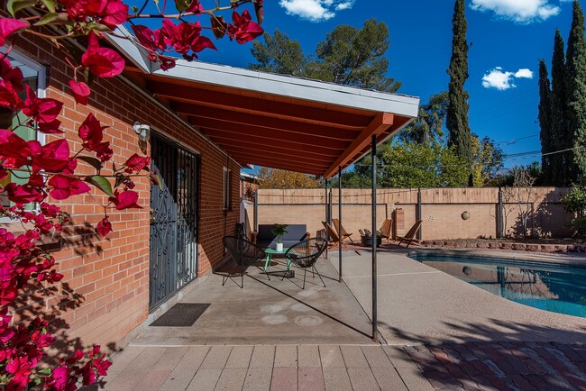Building Photo - 3526 N Santa Rita Ave