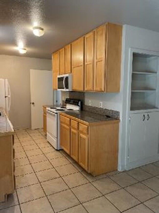 Building Photo - STUDENTS WELCOME! 5-Bedroom / 2-Bath Home ...