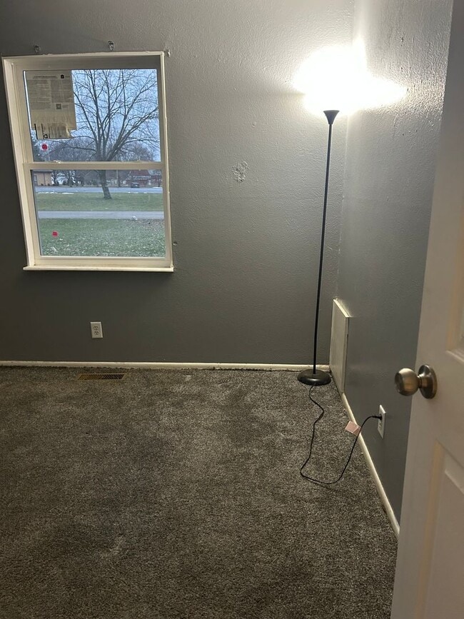 Building Photo - 3 Bed 1.5 bath house