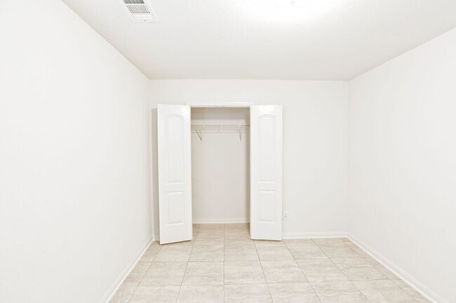 Building Photo - 1829 Persimmon Dr
