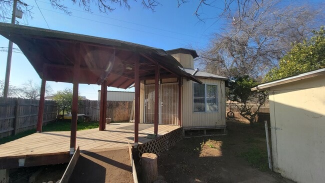 Building Photo - 805 Apple St