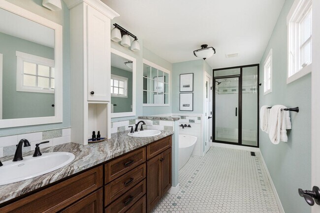 Building Photo - 5 Bedroom 2.5 Bath Retreat in Prime Arvada...