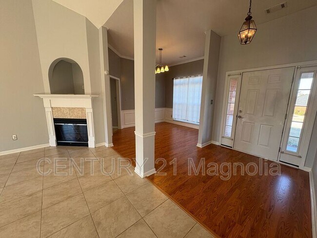 Building Photo - 2026 Lake Forest Dr