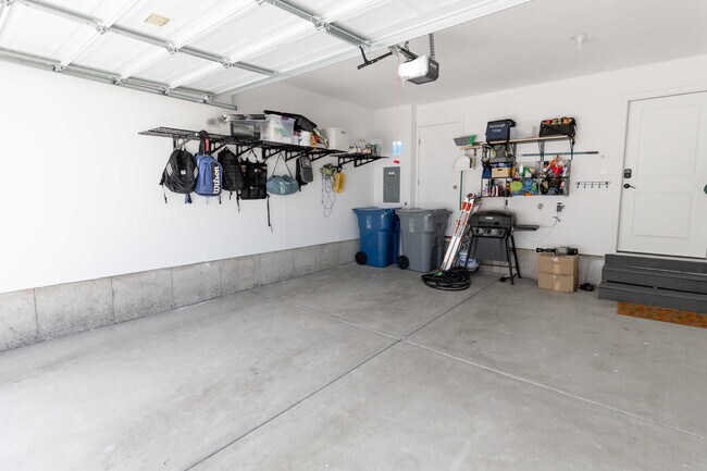 Building Photo - 913 E Flotsam Wy