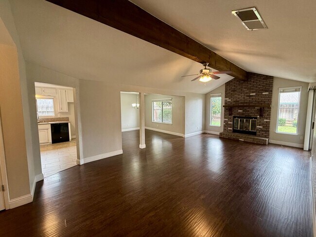 Building Photo - Single story home with vaulted ceilings!