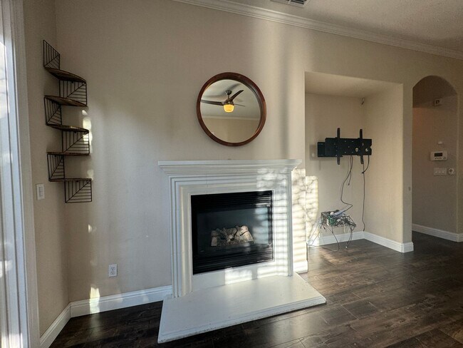 Building Photo - CLEAN AND SPACIOUS ONE STORY, 3 BED, 2 BATH, 2 CAR GARAGE IN WEST SACRAMENTO