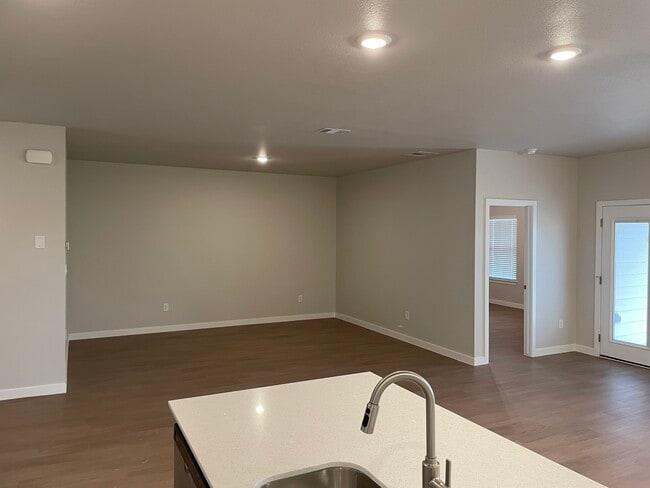 Building Photo - London Home