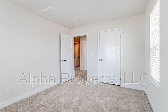 Building Photo - 127 Roseridge Dr