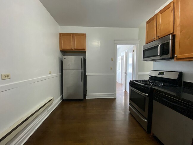 Building Photo - Lakeview 2BR! Near Brown Line & Whole Foods!