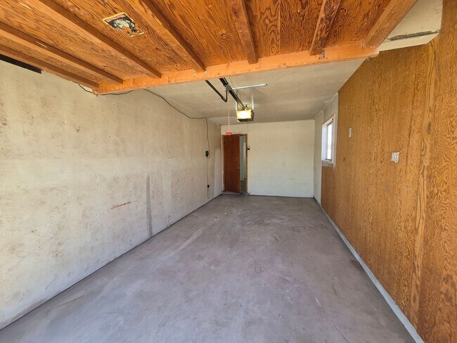 Building Photo - Large 4 Bed 2 Bath House