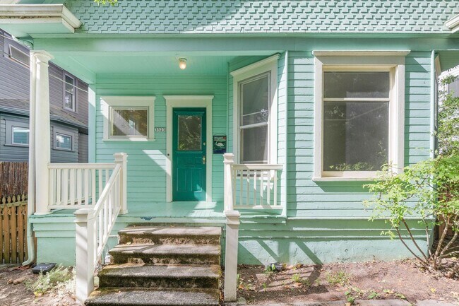 Building Photo - Spacious, light-filled 3-bdrm/2-bath vinta...