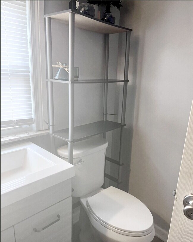 Building Photo - 2 bed, 1 Bath: Updated Inside!