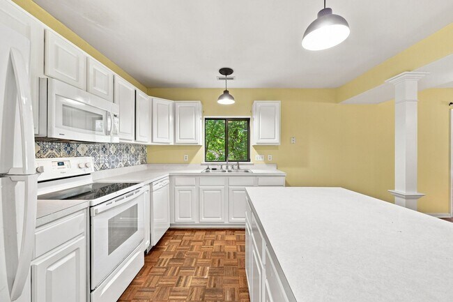 Building Photo - 322 Whispering Oaks Dr