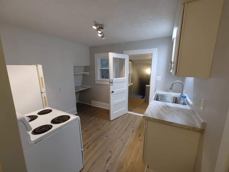 Kitchen to entry - 1427 Winchester Ave