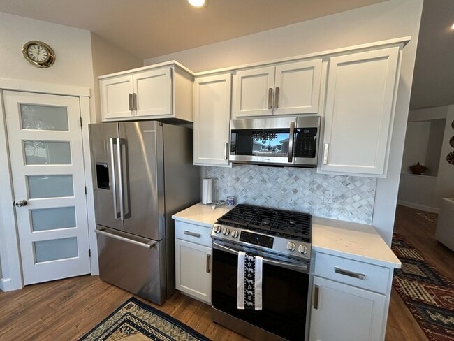 Building Photo - 681 Strathearn Dr