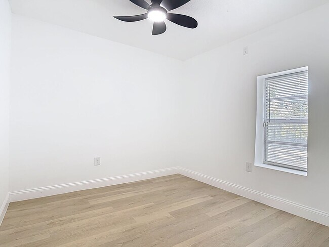 Building Photo - 2 bed/1.5 bath Single-Family Home on Large Lot in Sanford!