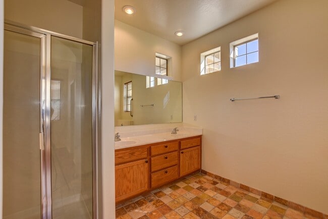 Building Photo - Upgraded 3 bed 2 bath StoneRidge Beauty!