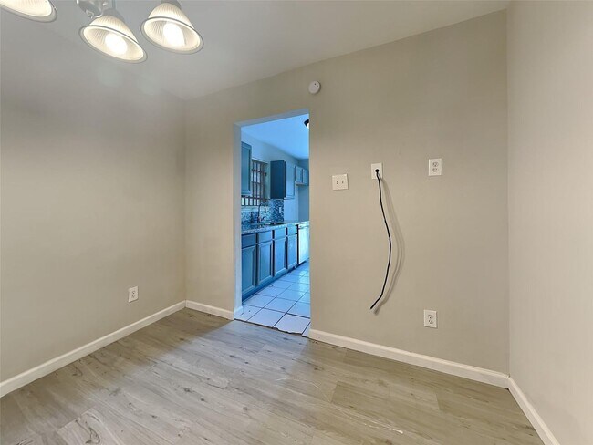 Building Photo - A spacious and move-in ready 3-bedroom, 1.5-bathroom home in Houston is now available. Fresh pain...