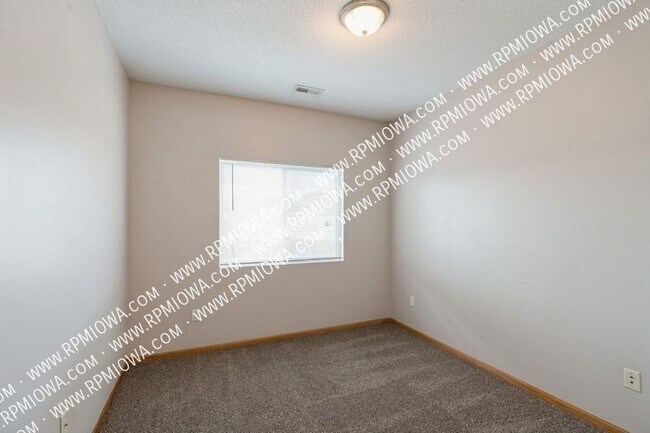 Building Photo - 2323 E Porter Ave