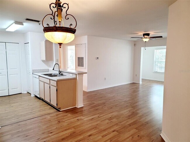 Building Photo - 5475 Vineland Rd