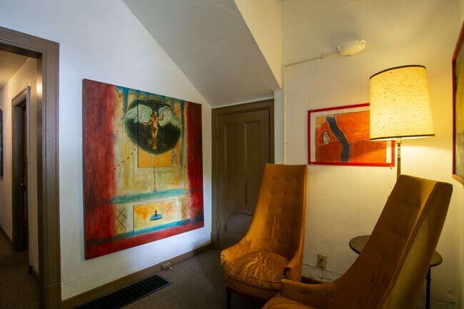 Building Photo - Top-Floor Corner SRO in Vintage Building Y...