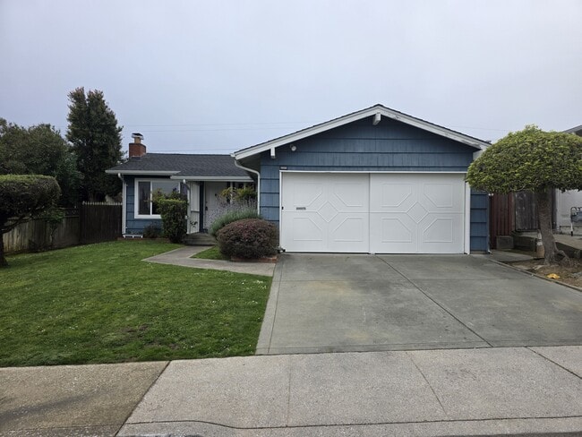 Building Photo - 2440 Maywood Dr