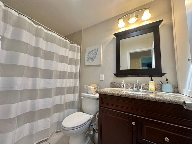Building Photo - 3 Bedroom Townhome near USD!! Parking + La...