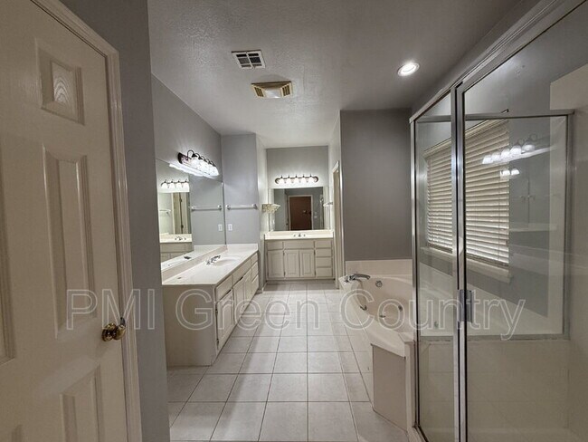 Building Photo - 4419 W Detroit Pl