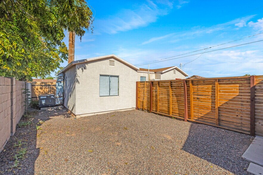 Building Photo - 2745 E Willetta St