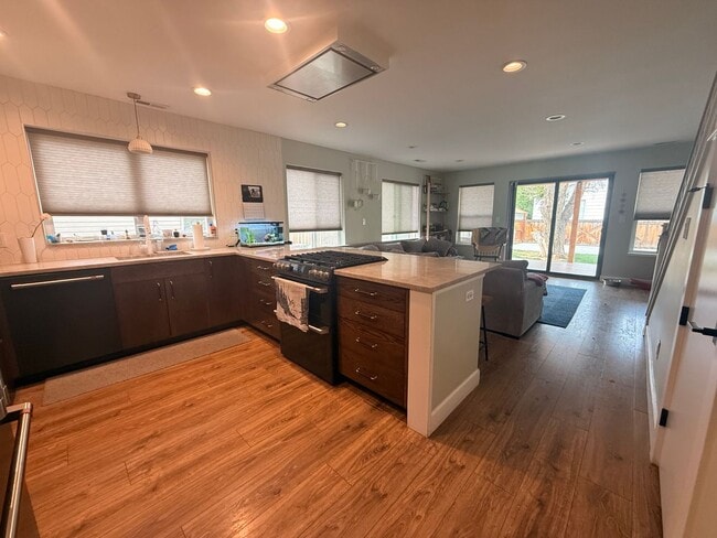 Building Photo - Spacious 4-Bedroom Home in the Heart of Edgewater