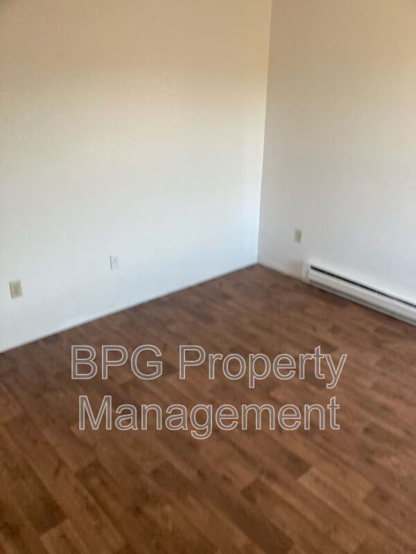 Building Photo - 123 Circle Dr