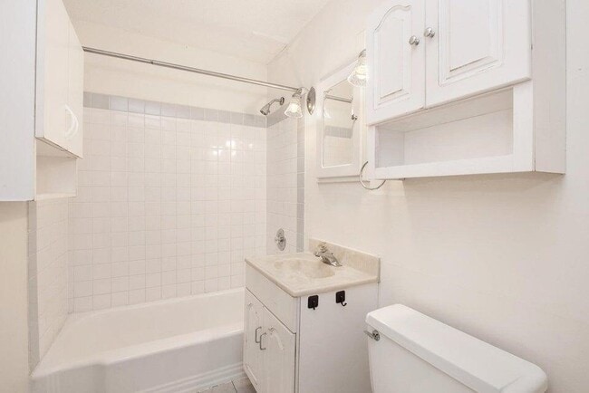 Building Photo - 1919 N Summit Ave