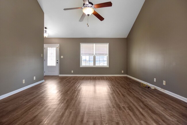 Building Photo - Pet Friendly Three Bedroom!