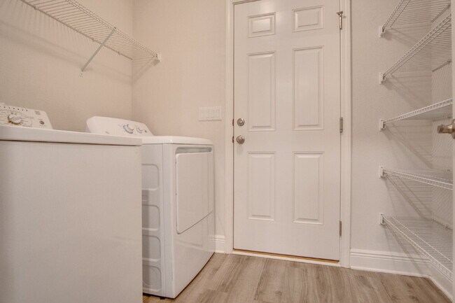Building Photo - Beautiful North Pensacola 3BR Home with Oversized Primary Suite, Double Vanity Bath, 2-Car Garage...