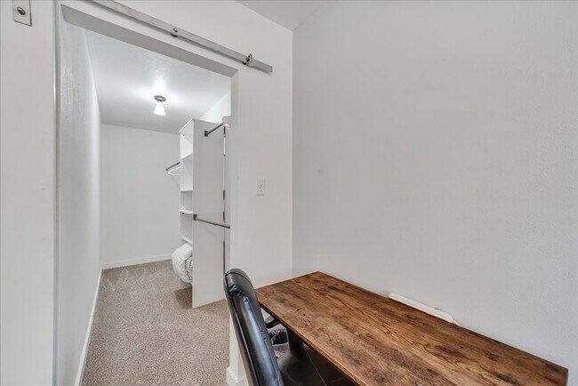 Building Photo - 8001 Briarwood Ln