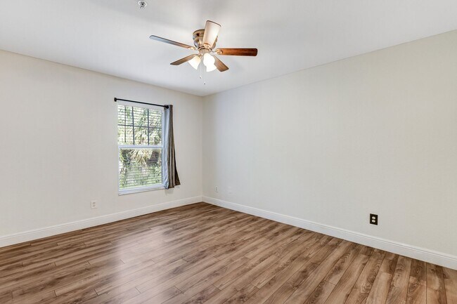 Building Photo - ** IBIS CLUB ** 3 BED / 2 BATH - CONDO - G...