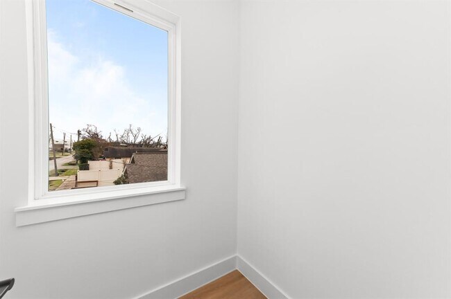 Building Photo - 1807 Sakowitz St
