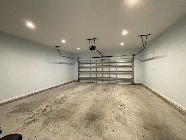 Building Photo - Open and Airy